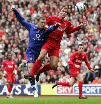 Jamie Carragher (Liverpool, re.) gegen Wayne Rooney (Manchester United) -  Fußball Herren English Premier League 2005 2006, 1. Englische Liga, FC Liverpool - Manchester United 0:0, ManU Gruppe Liverpool Dynamik, Kampf,