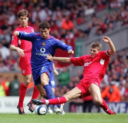 Cristiano Ronaldo (Manchester United, Mitte) gegen Steven Gerrard (re.), Xabi Alonso (beide Liverpool) schaut zu -  Fußball Herren English Premier League 2005 2006, 1. Englische Liga, FC Liverpool - Manchester United 0:0, ManU Gruppe Liverpool Dynamik, Kampf,