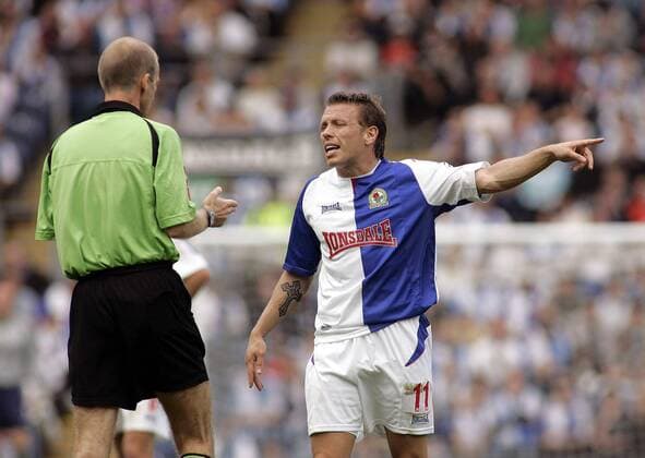 Craig Bellamy (Blackburn, re.) reklamiert bei Schiedsrichter Michael Riley (England) - EDITORIAL USE ONLY. No use with unauthorised audio, video, data, fixture lists, club league logos or live services. Online in-match use limited to 120 images, no video emulation. No use in betting, games or single club league player publications. Fußball Herren English Premier League 2005 2006, 1. Englische Liga, Blackburn Rovers Gruppe Blackburn