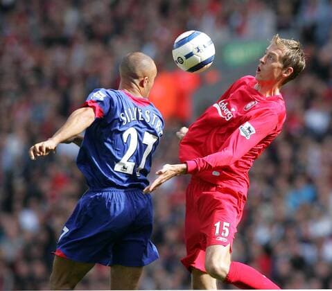 Peter Crouch (Liverpool, re.) gegen Mikael Silvestre (Manchester United) -  Fußball Herren English Premier League 2005 2006, 1. Englische Liga, FC Liverpool - Manchester United 0:0, ManU Gruppe Liverpool Dynamik,
