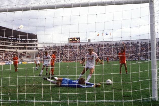Torwart Jean Marie Pfaff (Belgien) kann knapp vor Sergei Rodionov (UdSSR) abwehren, Eric Gerets (Belgien, re.) reklamiert Abseits (Serie 2 3) Fußball WM Herren Weltmeisterschaft 1986, Nationalmannschaft, Nationalteam, Nationaltrikot, Länderspiel, Achtelfinale Totale Estadio Campo Nuevo, Camp Nou, Stadion Leon, Fußballstadion, Rodionow Dynamik, Abwehr,