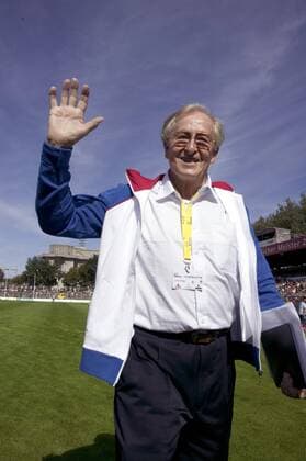 Trainerlegende Rudi Gutendorf (Deutschland) winkt den Anhängern Fußball Herren Tag der Legenden 2005, Benefiz Benefizspiel, Benefizveranstaltung o0 Fußballlegende Fußballlegenden Einzelbild Hamburg o0 ex ehemalige Legende Freude,