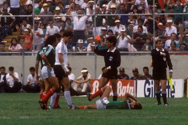 FIFA Schiedsrichter Jesus Diaz (Kolumbien) zeigt Thomas Berthold (2.v.li., BR Deutschland) die rote Karte Fußball WM Herren Weltmeisterschaft 1986, Länderspiel, Nationalmannschaft, Nationalteam, Viertelfinale, Vdia Gruppe Monterrey