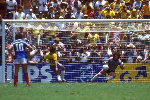 Torwart Joel Bats (re., Frankreich) pariert den Strafstoß von Zico (Brasilien) Fußball WM Herren Weltmeisterschaft 1986, Länderspiel, Nationalmannschaft, Nationalteam, Viertelfinale, Vdia Gruppe Guadalajara Abwehr,