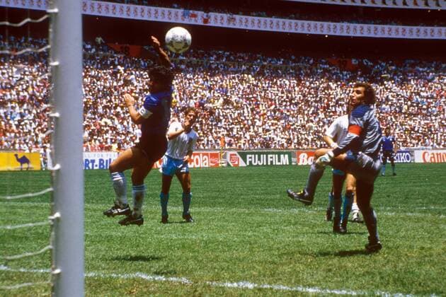 Die Hand Gottes: Diego Armando Maradona (Argentinien) schreibt mit seinem eigentlich irregulären Treffer gegen Torwart Peter Shilton (England) Weltmeisterschaftsgeschichte Fußball WM Herren Weltmeisterschaft 1986, Länderspiel, Nationalmannschaft, Nationalteam, Viertelfinale, Vdia Gruppe Mexico City, Mexiko Stadt Dynamik, Spannung,