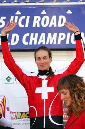 Weltmeisterin Karin Thürig (Schweiz) jubelt während der Siegerehrung Radsport WM Damen Weltmeisterschaft 2005, Straßenradsport, Straße, Rad, Zeitfahren, Einzelzeitfahren Einzelbild pan10867 Madrid Freude,  