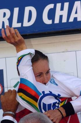 Weltmeisterin Karin Thürig (Schweiz) streift das Weltmeistertrikot über -  Radsport WM Damen Weltmeisterschaft 2005, Straßenradsport, Straße, Rad, Zeitfahren, Einzelzeitfahren Einzelbild Madrid