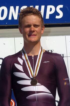 Peter Latham (Neuseeland) während der Siegerehrung -  Radsport WM Herren Weltmeisterschaft 2005, Straßenradsport, Straße, Rad, Zeitfahren, Einzelzeitfahren, U 23, U23 Einzelbild Madrid