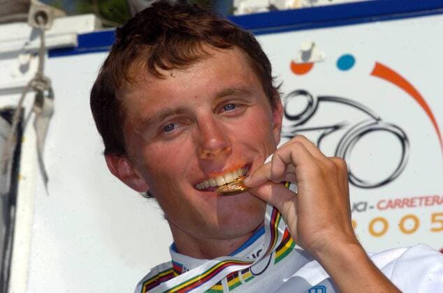 Weltmeister Mikhail Ignatiev (Rußland) prüft die Echtheit seiner Goldmedaille -  Radsport WM Herren Weltmeisterschaft 2005, Straßenradsport, Straße, Rad, Zeitfahren, Einzelzeitfahren, U 23, U23 Porträt Madrid
