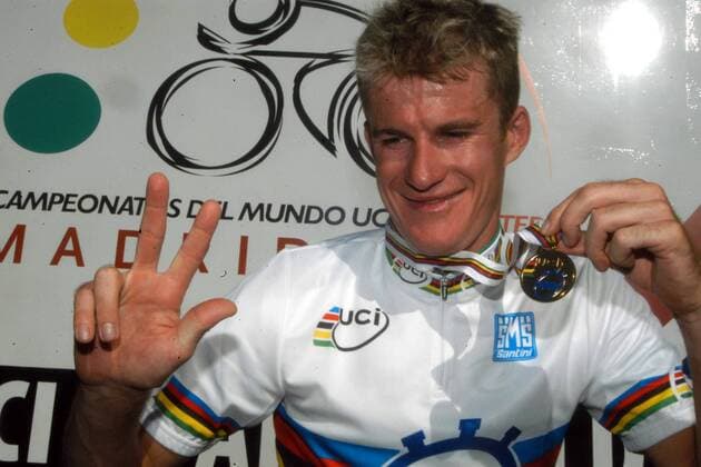 Michael Rogers (Australien) wird 2005 zum dritten Mal Weltmeister im Zeitfahren und präsentiert während der Siegerehrung seine Goldmedaille -  Radsport WM Herren Weltmeisterschaft 2005, Straßenradsport, Straße, Rad, Zeitfahren, Einzelzeitfahren, Vdig Einzelbild Madrid Freude,