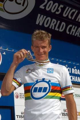 Michael Rogers (Australien), Weltmeister 2005 im Zeitfahren, präsentiert während der Siegerehrung seine Goldmedaille -  Radsport WM Herren Weltmeisterschaft 2005, Straßenradsport, Straße, Rad, Zeitfahren, Einzelzeitfahren, Vdig Einzelbild Madrid Freude,