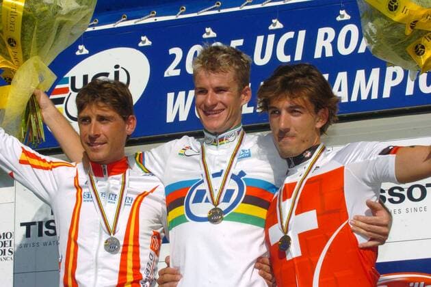 Siegerehrung im Zeitfahren bei der Weltmeisterschaft 2005, v.li.: Jose Ivan Gutierrez (Spanien), Weltmeister Michael Rogers (Australien) und Fabian Cancellara (Schweiz) -  Radsport WM Herren Weltmeisterschaft 2005, Straßenradsport, Straße, Rad, Zeitfahren, Einzelzeitfahren, Vdig Gruppe Madrid Freude,