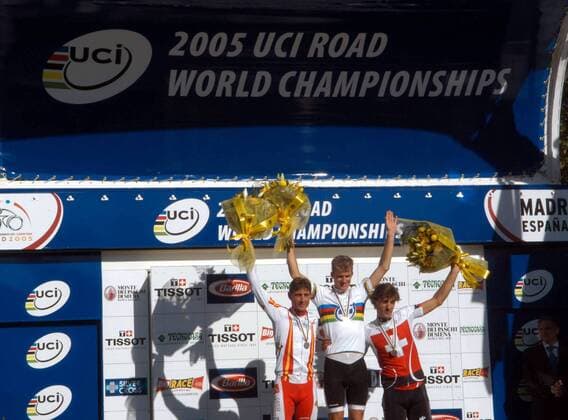 Siegerehrung im Zeitfahren bei der Weltmeisterschaft 2005, v.li.: Jose Ivan Gutierrez (Spanien), Weltmeister Michael Rogers (Australien) und Fabian Cancellara (Schweiz) -  Radsport WM Herren Weltmeisterschaft 2005, Straßenradsport, Straße, Rad, Zeitfahren, Einzelzeitfahren, Vdig Totale Madrid Freude,