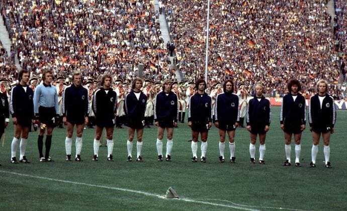 Mannschaftsbild BR Deutschland v.li.: Franz Beckenbauer, Torwart Sepp Maier, Hans Georg Schwarzenbeck, Rainer Bonhof, Bernd Hölzenbein, Jürgen Grabowski, Gerd Müller, Berti Vogts, Paul Breitner und Uli Hoeneß Fußball WM Herren Weltmeisterschaft 1974, Länderspiel, Nationalmannschaft, Nationalteam, Finale, Endspiel, Vdia Totale München