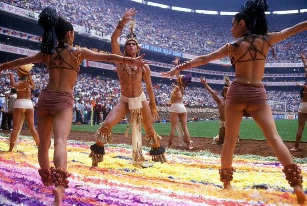 Mexikanische Tänze werden während der Eröffnungszeremonie auf einem bunten Federteppich vorgeführt Fußball WM Herren Weltmeisterschaft 1986, Eröffnung, Eröffnungsfeier, Eröffnungsveranstaltung, Feier, Zeremonie, Show Gruppe Estadio Azteca, Aztekenstadion, Azteken Stadion Mexiko Stadt, Mexico City, tanzen, mexikanisch Anmut,