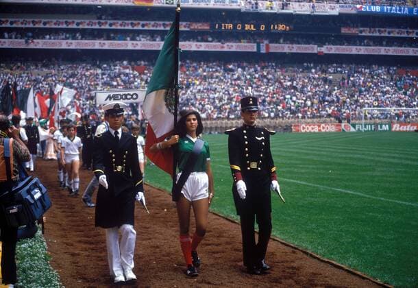Die Fahne von Mexiko wird bei der Eröffnungszeremonie feierlich in den Innenraum getragen Fußball WM Herren Weltmeisterschaft 1986, Eröffnung, Eröffnungsfeier, Eröffnungsveranstaltung, Feier, Zeremonie, Show Gruppe mexicanisches, weibliche, weiblicher Mexiko Stadt, Mexico City, Frau, Frauen, weiblich