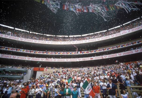 Die mexikanischen Fans sorgen im Aztekenstadion während der Eröffnungszeremonie der Weltmeisterschaft 1986 für stimmungsvolle Atmosphäre Fußball WM Herren Weltmeisterschaft 1986, Eröffnung, Eröffnungsfeier, Eröffnungsveranstaltung, Feier, Zeremonie, Show Totale Estadio Azteca, Azteken Stadion, mexicanische Mexiko Stadt, Mexico City