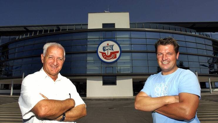 Dr. Helmut Hergesell (Vorstand Verwaltung und Beteiligungs Controlling, li.) und Ralf Gawlack (Vorstand Marketing, beide FC Hansa Rostock) vor dem Rostocker Ostseestadion Fußball 1. BL Herren Saison 2003 2004, FC Hansa Rostock, Stadion, Fußballstadion, Stadionstory, Fotostory, Reportage Gruppe Ostseestadion Rostock