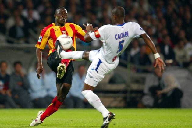 Aruna Dindane (Lens, li.) gegen Claudio Roberto Cacapa (Lyon) Fußball Herren Ligue Une 2005 2006, 1. Französische Liga, Olympique Lyonnais - RC Lens 1:1, OL Gruppe pan10883 Lyon o0 Racing Club Dynamik,  