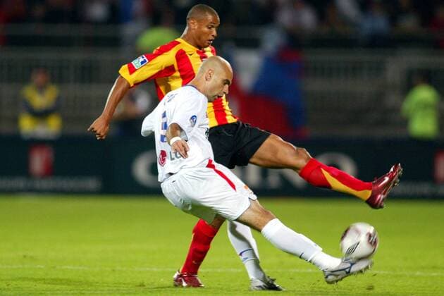 Cris (Lyon, vorn) gegen Daniel Cousin Fußball Herren Ligue Une 2005 2006, 1. Französische Liga, Olympique Lyonnais - RC Lens 1:1, OL Gruppe pan10883 Lyon o0 Racing Club Dynamik,  