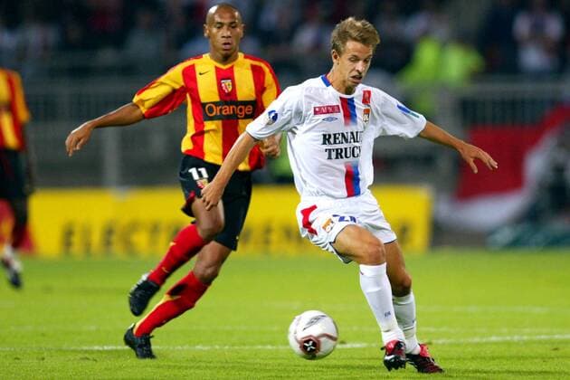 Benoit Pedretti (Lyon, re.) am Ball, dahinter Jussie Ferreira Vieira (Lens) Fußball Herren Ligue Une 2005 2006, 1. Französische Liga, Olympique Lyonnais - RC Lens 1:1, OL Gruppe pan10883 Lyon o0 Racing Club Dynamik,  
