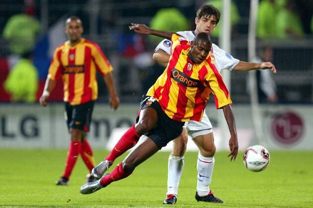 Olivier Thomert (Lens, vorn) kommt gegen Juninho (Lyon) zu Fall Fußball Herren Ligue Une 2005 2006, 1. Französische Liga, Olympique Lyonnais - RC Lens 1:1, OL Gruppe pan10883 Lyon o0 Racing Club Dynamik,  