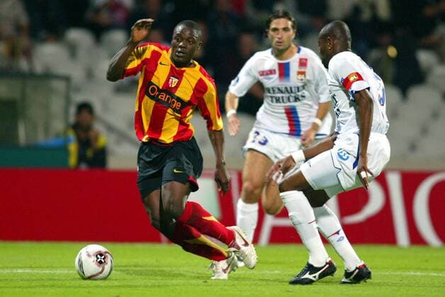 Aruna Dindane (Lens, li.) gegen Claudio Roberto Cacapa (Lyon) Fußball Herren Ligue Une 2005 2006, 1. Französische Liga, Olympique Lyonnais - RC Lens 1:1, OL Gruppe pan10883 Lyon o0 Racing Club Dynamik,  