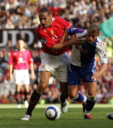 Rio Ferdinand (Manchester United, li.) gegen Tugay Kerimoglu (Blackburn) -  Fußball Herren English Premier League 2005 2006, 1. Englische Liga, Manchester United - Blackburn Rovers 0:1, Vdig Gruppe Manchester Dynamik,