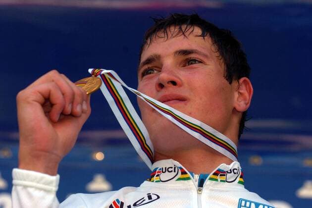 Dmytro Grabovskyy (Ukraine) präsentiert seine Goldmedaille für den Gewinn der U 23 WM 2005 -  Radsport WM Herren Weltmeisterschaft 2005, Straßenradsport, Straße, Rad, U23, U 23, Porträt Madrid