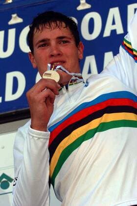 Dmytro Grabovskyy (Ukraine) präsentiert seine Goldmedaille für den Gewinn der U 23 WM 2005 -  Radsport WM Herren Weltmeisterschaft 2005, Straßenradsport, Straße, Rad, U23, U 23 Einzelbild Madrid Freude,