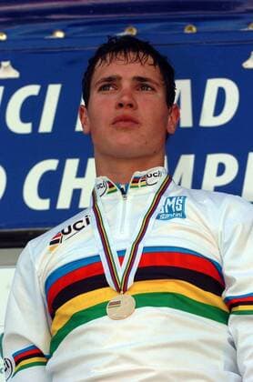 Dmytro Grabovskyy (Ukraine) mit seiner Goldmedaille für den Gewinn der U 23 WM 2005 bei der Siegerehrung -  Radsport WM Herren Weltmeisterschaft 2005, Straßenradsport, Straße, Rad, U23, U 23 Einzelbild Madrid