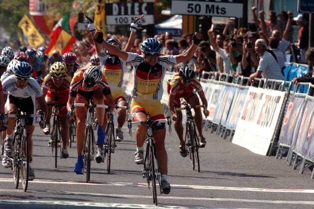 Regina Schleicher (Deutschland, Mitte) gewinnt die WM 2005, li. die Drittplatzierte Oenone Wood (Australien) -  Radsport WM Damen Weltmeisterschaft 2005, Straßenradsport, Straße, Rad Gruppe Madrid Begeisterung, Freude,