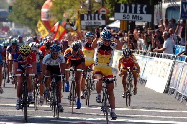 Regina Schleicher (Deutschland, Mitte) gewinnt die WM 2005 vor Nicole Cooke (Großbritannien, li.) und Oenone Wood (Australien, 2.v.li.) -  Radsport WM Damen Weltmeisterschaft 2005, Straßenradsport, Straße, Rad Gruppe Madrid Begeisterung, Freude,