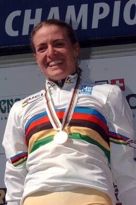 Weltmeisterin Regina Schleicher (Deutschland) bei der Siegerehrung -  Radsport WM Damen Weltmeisterschaft 2005, Straßenradsport, Straße, Rad Einzelbild Madrid Freude,