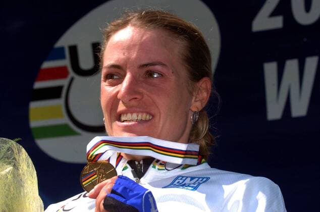 Weltmeisterin Regina Schleicher (Deutschland) präsentiert ihre Goldmedaille bei der Siegerehrung -  Radsport WM Damen Weltmeisterschaft 2005, Straßenradsport, Straße, Rad Porträt Madrid Freude,