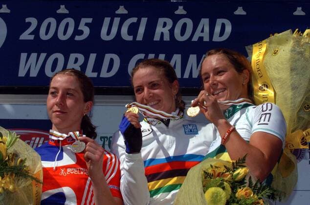 Siegerehrung, v.li.: Nicole Cooke (Großbritannien), Weltmeisterin Regina Schleicher (Deutschland) und Oenone Wood (Australien) mit ihren Medaillen -  Radsport WM Damen Weltmeisterschaft 2005, Straßenradsport, Straße, Rad, Nationaltrikot, Gruppe Madrid Freude,