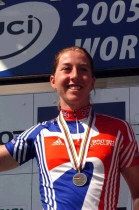 Die Zweitplatzierte Nicole Cooke (Großbritannien) jubelt bei der Siegerehrung der WM 2005 -  Radsport WM Damen Weltmeisterschaft 2005, Straßenradsport, Straße, Rad, Nationaltrikot, Einzelbild Madrid Freude,