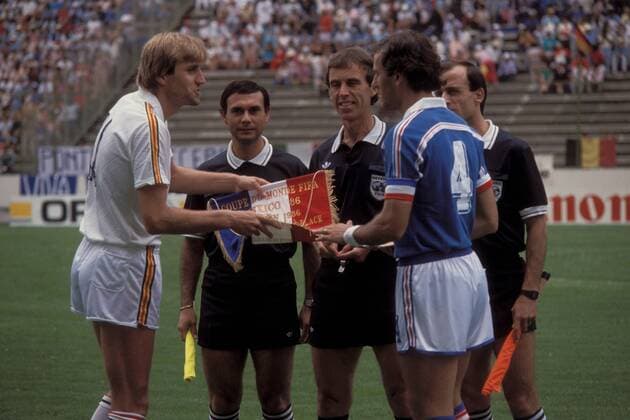 Wimpeltausch der Kapitäne Jan Ceulemans (li., Belgien) und Patrick Battiston (Frankreich) vor den Augen des Schiedsrichtergespanns um Referee George Courtney (Mitte, England) und den Assistenten Hernan Silva Arce (li., Chile) und Jamal Al Sharif (Syrien) Fußball WM Herren Weltmeisterschaft 1986, Länderspiel, Nationalmannschaft, Nationalteam, Spiel um Platz 3, drei, Vdia Gruppe Puebla