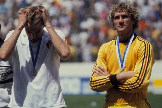 Siegerehrung Belgien: Jan Ceulemans (li.) und Torwart Jean Marie Pfaff enttäuscht Fußball WM Herren Weltmeisterschaft 1986, Länderspiel, Nationalmannschaft, Nationalteam, Spiel um Platz 3, drei, Vdia Gruppe Puebla Enttäuschung,