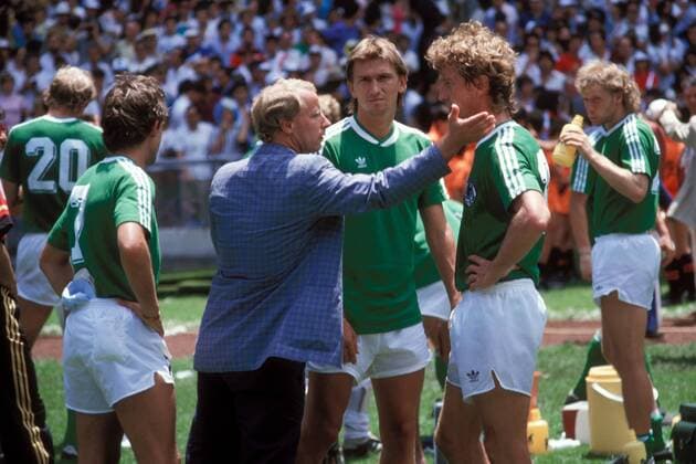 Co Trainer Berti Vogts (2.v.li.) versucht nach der Finalniederlage die Spieler zu trösten v.re.: Ditmar Jakobs, Klaus Augenthaler und Pierre Littbarski (alle BR Deutschland) Fußball WM Herren Weltmeisterschaft 1986, Länderspiel, Nationalmannschaft, Nationalteam, Finale, Endspiel, Vdia Gruppe Mexico City, Mexiko Stadt Enttäuschung, Verzweiflung,