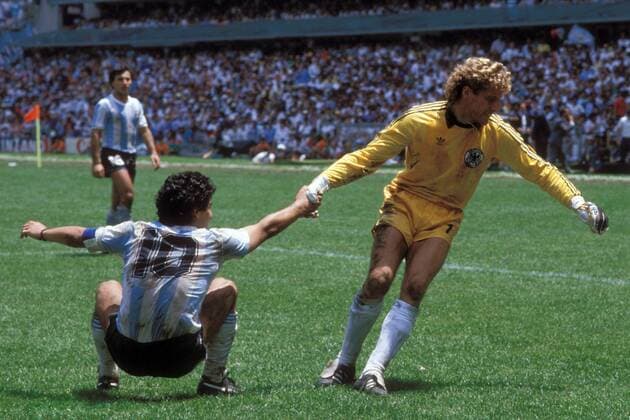 Torwart Harald Schumacher (BR Deutschland) hilft Diego Armando Maradona (Argentinien) wieder auf die Beine Fußball WM Herren Weltmeisterschaft 1986, Länderspiel, Nationalmannschaft, Nationalteam, Finale, Endspiel, Vdia Gruppe Mexico City, Mexiko Stadt Kameradschaft,
