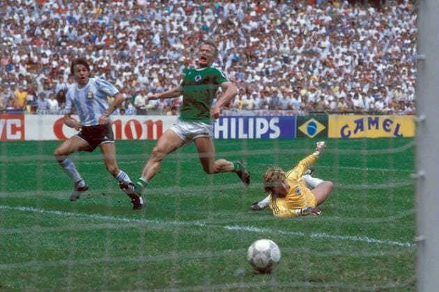 Jorge Luis Burruchaga (li., Argentinien) trifft zum 3:2, Torwart Harald Schumacher und Hans Peter Briegel (beide BR Deutschland) schauen dem Ball gespannt hinterher Fußball WM Herren Weltmeisterschaft 1986, Länderspiel, Nationalmannschaft, Nationalteam, Finale, Endspiel, Vdia Gruppe Mexico City, Mexiko Stadt Spannung,