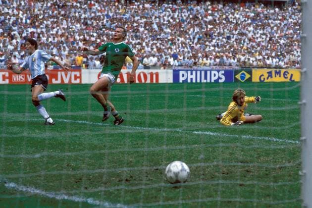 Jorge Luis Burruchaga (li., Argentinien) trifft zum 3:2 und dreht jubelnd ab, Torwart Harald Schumacher und Hans Peter Briegel (beide BR Deutschland) enttäuscht Fußball WM Herren Weltmeisterschaft 1986, Länderspiel, Nationalmannschaft, Nationalteam, Finale, Endspiel, Vdia Gruppe Mexico City, Mexiko Stadt Enttäuschung,