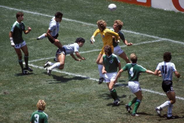 Torwart Harald Schumacher und Ditmar Jakobs (hi.re.) irren orientierungslos im Strafraum umher, Thomas Berthold (li., alle BR Deutschland) läßt Jose Luis Brown (2.v.li., Argentinien) zu viel Platz, den er zum 1:0 Führungstreffer nutzt Fußball WM Herren Weltmeisterschaft 1986, Länderspiel, Nationalmannschaft, Nationalteam, Finale, Endspiel, Vdia Totale Mexico City, Mexiko Stadt Dynamik,