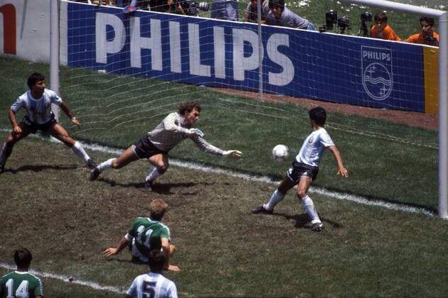 Torwart Nery Pumpido, Julio Olarticoechea (li.) und Hector Enrique (re., alle Argentinien) sind gegen den Schuß von Karl Heinz Rummenigge (BR Deutschland) zum 2:1 Anschlußtreffer machtlos Fußball WM Herren Weltmeisterschaft 1986, Länderspiel, Nationalmannschaft, Nationalteam, Finale, Endspiel, Vdia Gruppe o0 Sponsor, Werbepartner, Werbung, Wirtschaft Mexico City, Mexiko Stadt, Werbebande, Bande Dynamik, Abwehr, Spannung,