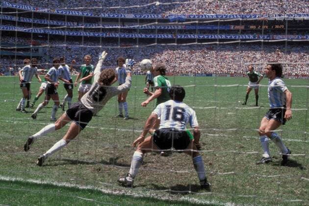 Rudi Völler (hi., BR Deutschland) trifft per Kopfball zum 2:2, Torwart Nery Pumpido und Julio Olarticoechea (beide Argentinien) sind auf der Linie machtlos Fußball WM Herren Weltmeisterschaft 1986, Länderspiel, Nationalmannschaft, Nationalteam, Finale, Endspiel, Vdia Gruppe Mexico City, Mexiko Stadt Dynamik, Abwehr, Spannung,