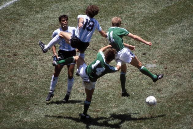 Luftkampf v.li.: Jose Luis Brown und Oscar Ruggeri (beide Argentinien) gegen Thomas Berthold und Karl Heinz Rummenigge (beide BR Deutschland), Fußball WM Herren Weltmeisterschaft 1986, Länderspiel, Nationalmannschaft, Nationalteam, Finale, Endspiel, Vdia Gruppe Mexico City, Mexiko Stadt Dynamik,