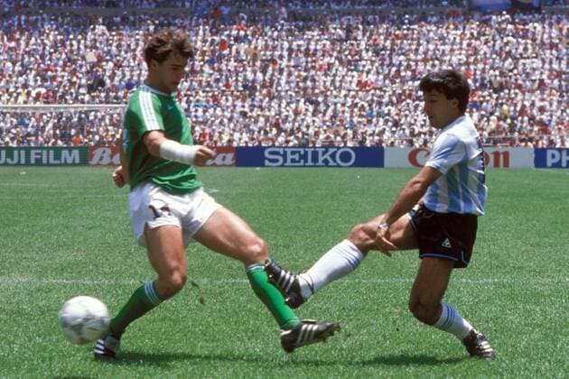Thomas Berthold (li., BR Deutschland) gegen Jose Olarticoechea (Argentinien) Fußball WM Herren Weltmeisterschaft 1986, Länderspiel, Nationalmannschaft, Nationalteam, Finale, Endspiel, Vdia Gruppe Mexico City, Mexiko Stadt Dynamik,