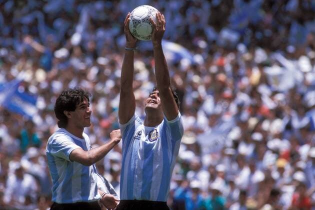 Torjubel Argentinien: Torschütze Jose Luis Brown (re.) dankt höheren Mächten und dem Ball, Jorge Luis Burruchaga freut sich mit ihm Fußball WM Herren Weltmeisterschaft 1986, Länderspiel, Nationalmannschaft, Nationalteam, Finale, Endspiel, Vdia Gruppe Emotionen Mexico City, Mexiko Stadt Glück, Freude,