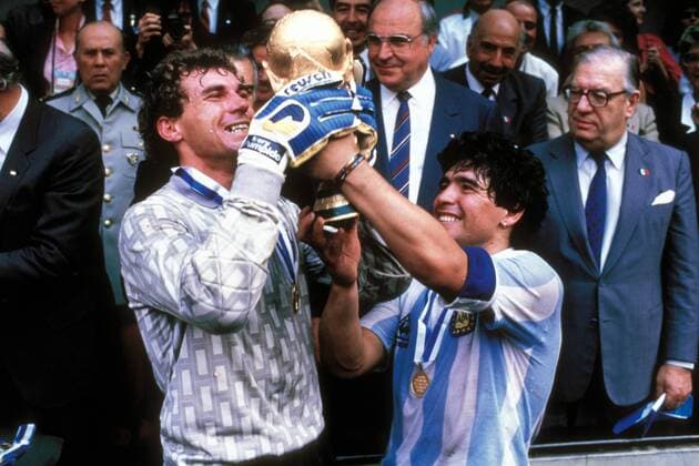 Diego Armando Maradona (re.) und Torwart Nery Pumpido (beide Argentinien) mit dem Weltmeisterpokal, Bundeskanzler Dr. Helmut Kohl (BR Deutschland) lächelt süffisant Fußball WM Herren Weltmeisterschaft 1986, Länderspiel, Nationalmannschaft, Nationalteam, Finale, Endspiel, Vdia Gruppe Siegerehrung, Podium, Podest Mexico City, Mexiko Stadt o0 Aufmacher Freude, Begeisterung,